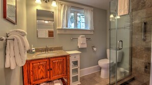 Een douche, handdoeken