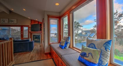 Oceanhouse-1 block to the beach-Cannon Beach Property Management