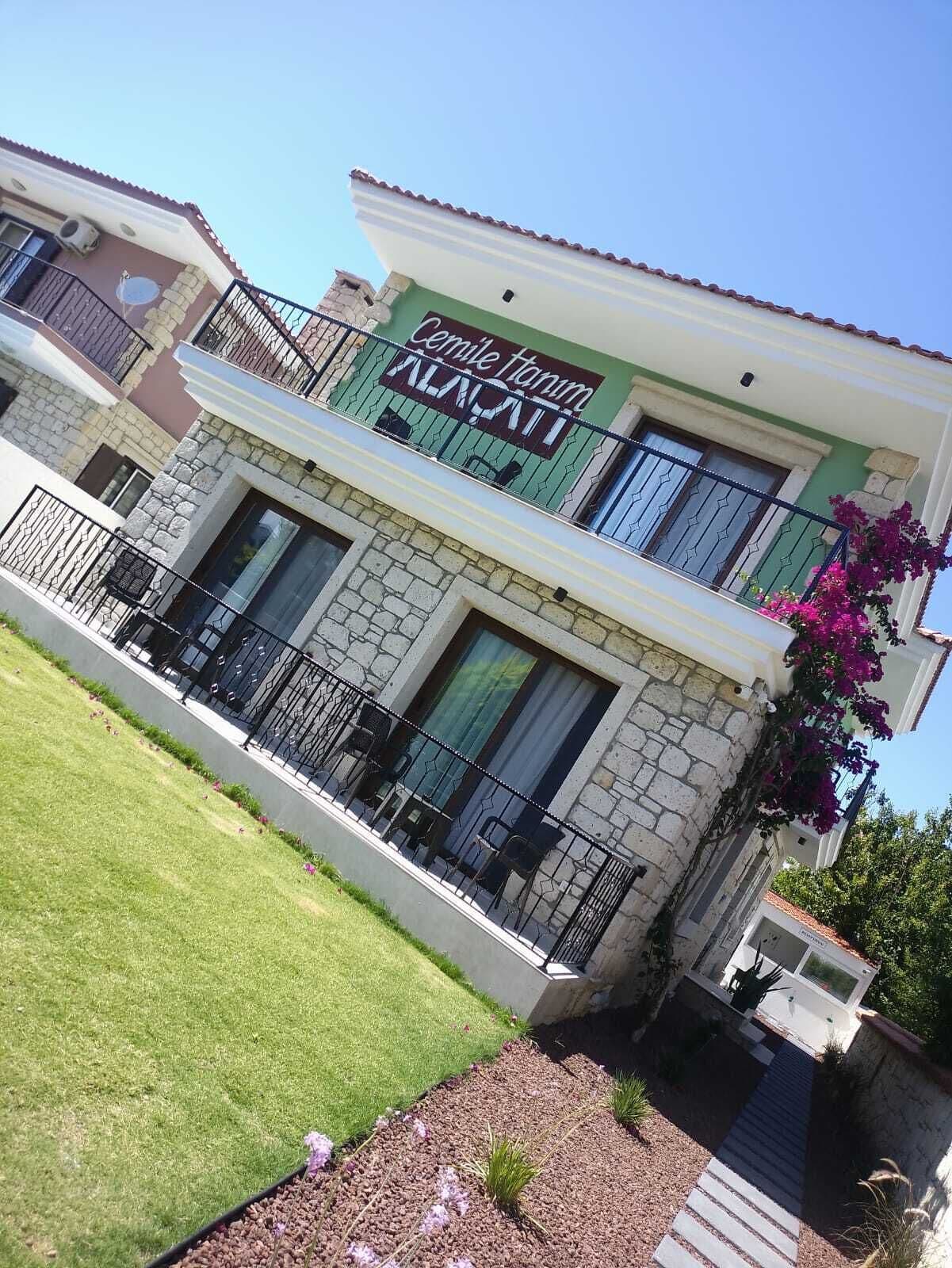 Standardrum - balkong - utsikt mot trädgården | Balkong