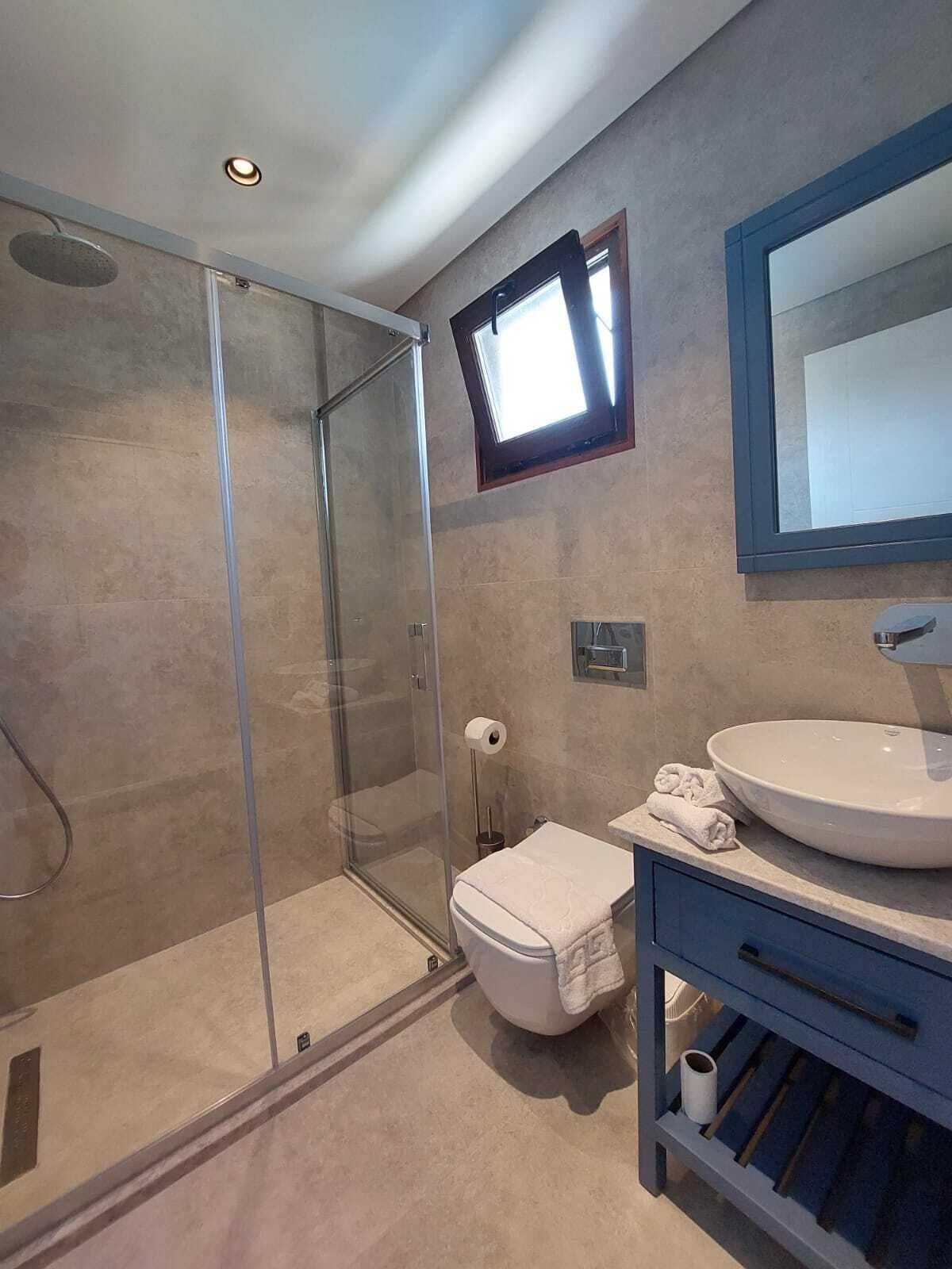 Executive-Dreibettzimmer, Balkon, Stadtblick | Badezimmer | Dusche, Haartrockner, Handtücher, Seife