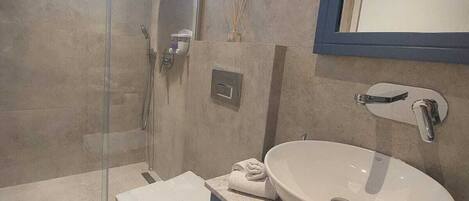 Standaard kamer, uitzicht op de binnenplaats | Badkamer | Een douche, een haardroger, handdoeken, zeep