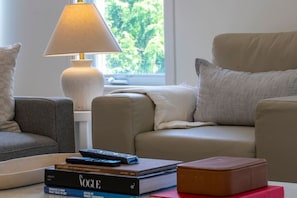 Smart-TV, Bücher, Arbeitsbereiche