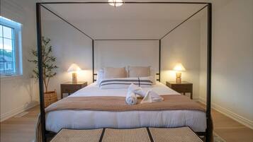 3 bedrooms, desk, iron/ironing board, free WiFi