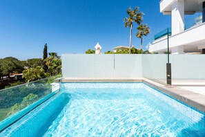 Unclassified image, 4 of 36, button