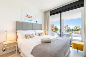 1 habitación, tabla de planchar con plancha y cuna de viaje 
