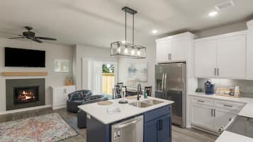 Een koelkast, een microgolfoven, een oven, een kookplaat