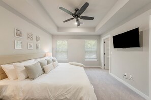 3 bedrooms, iron/ironing board, WiFi, bed sheets - The Rose Retreat - Walk to the Broken Arrow Rose District (Broken Arrow)