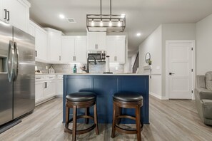 Fridge, microwave, oven, stovetop - The Rose Retreat - Walk to the Broken Arrow Rose District (Broken Arrow)