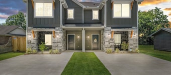 The Rose Retreat - Walk to the Broken Arrow Rose District