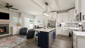 Kühlschrank, Mikrowelle, Ofen, Herdplatte