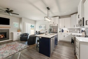 Fridge, microwave, oven, stovetop - The Rose Retreat - Walk to the Broken Arrow Rose District (Broken Arrow)