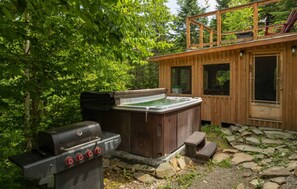Outdoor spa tub - LAŌ Chalet avec Spa dans le Domaine des Appalaches (Notre-Dame-des-Bois)