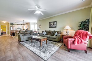 TV, books - 1st-Floor Condo in Myrtle Beach ~ 2 Mi to Ocean! (Myrtle Beach)