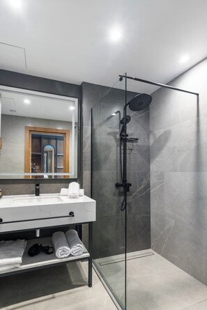 Hair dryer, bathrobes, slippers, bidet - Piazza Epigraph (Batumi)