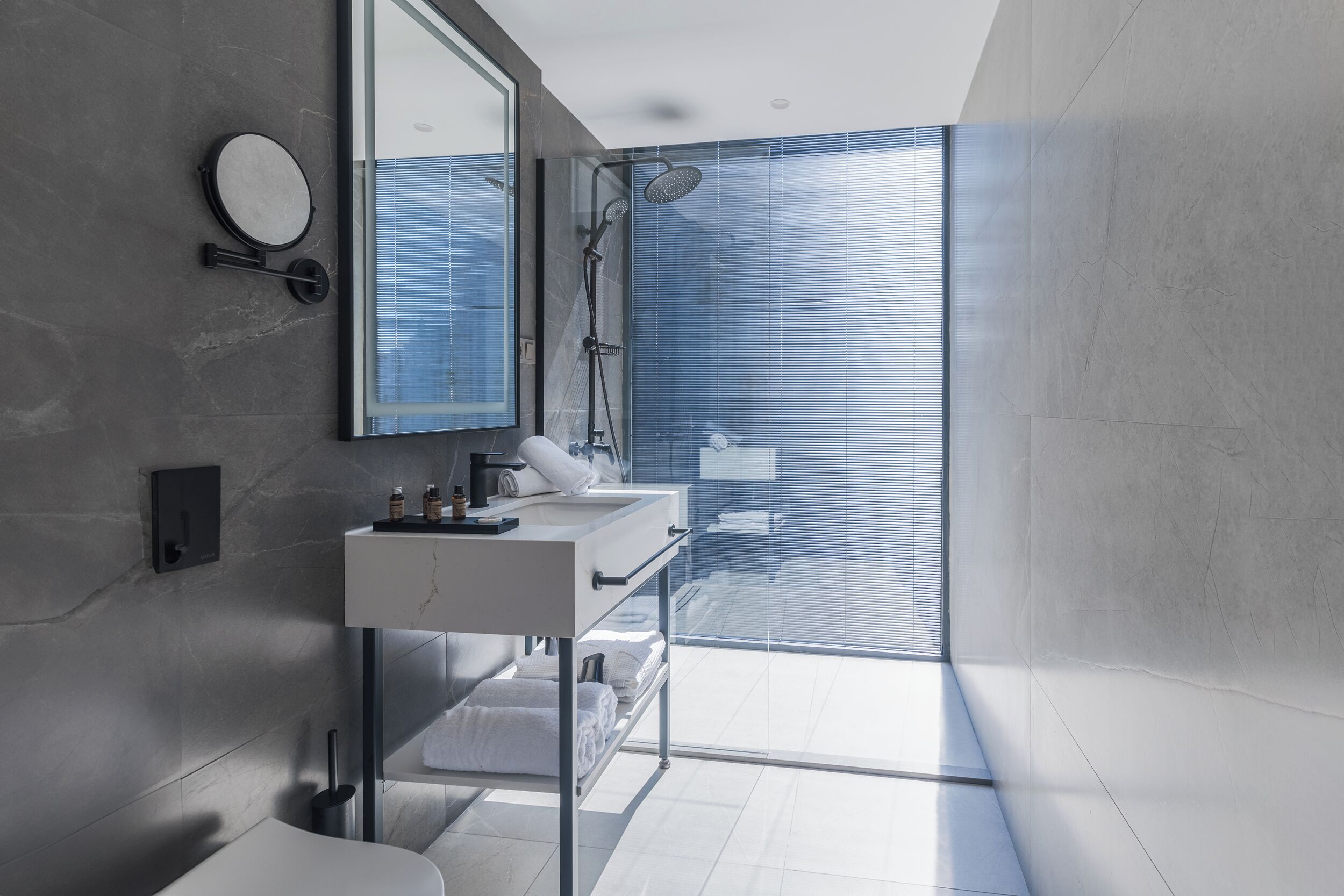 Haartrockner, Bademäntel, Hausschuhe, Bidet