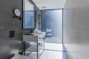 Haartrockner, Bademäntel, Hausschuhe, Bidet