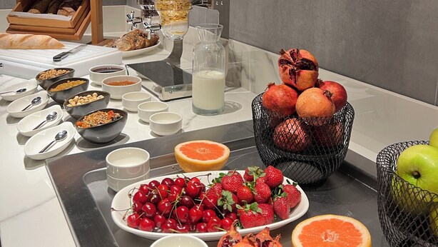 Ein reichhaltiges Frühstücksbuffet mit verschiedenen Speisen und Getränken.