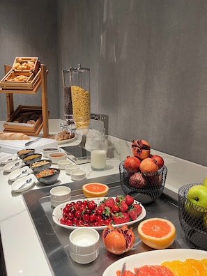 Free daily buffet breakfast - Piazza Epigraph (Batumi)