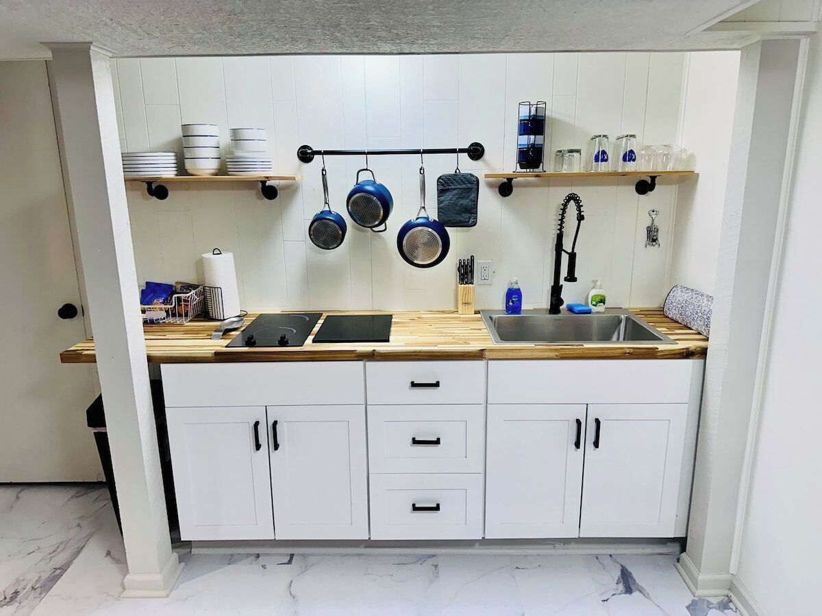 Frigorifero, microonde, piano cottura, macchina per tè/caffè