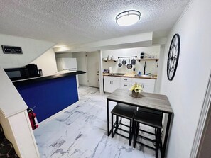 Kjøleskap, mikrobølgeovn, kokeplater og kaffetrakter/tekoker