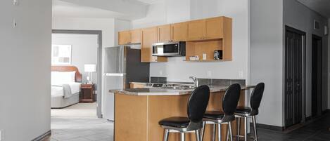 Fridge, microwave, dishwasher, cookware/dishes/utensils