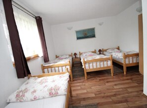 4 室のベッドルーム、アイロン / アイロン台、WiFi、ベッドシーツ