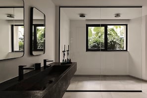Een douche, handdoeken, zeep, shampoo