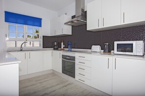 Frigorifero, forno, piano cottura, lavastoviglie