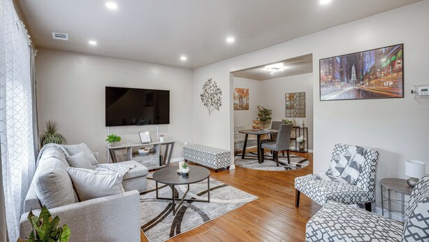 TV - Walk to Mall & Train Station! Philly Suburb Stay (Willow Grove)