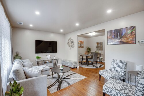 Walk to Mall & Train Station! Philly Suburb Stay