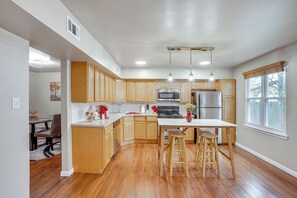 Fridge, microwave, oven, stovetop - Walk to Mall & Train Station! Philly Suburb Stay (Willow Grove)