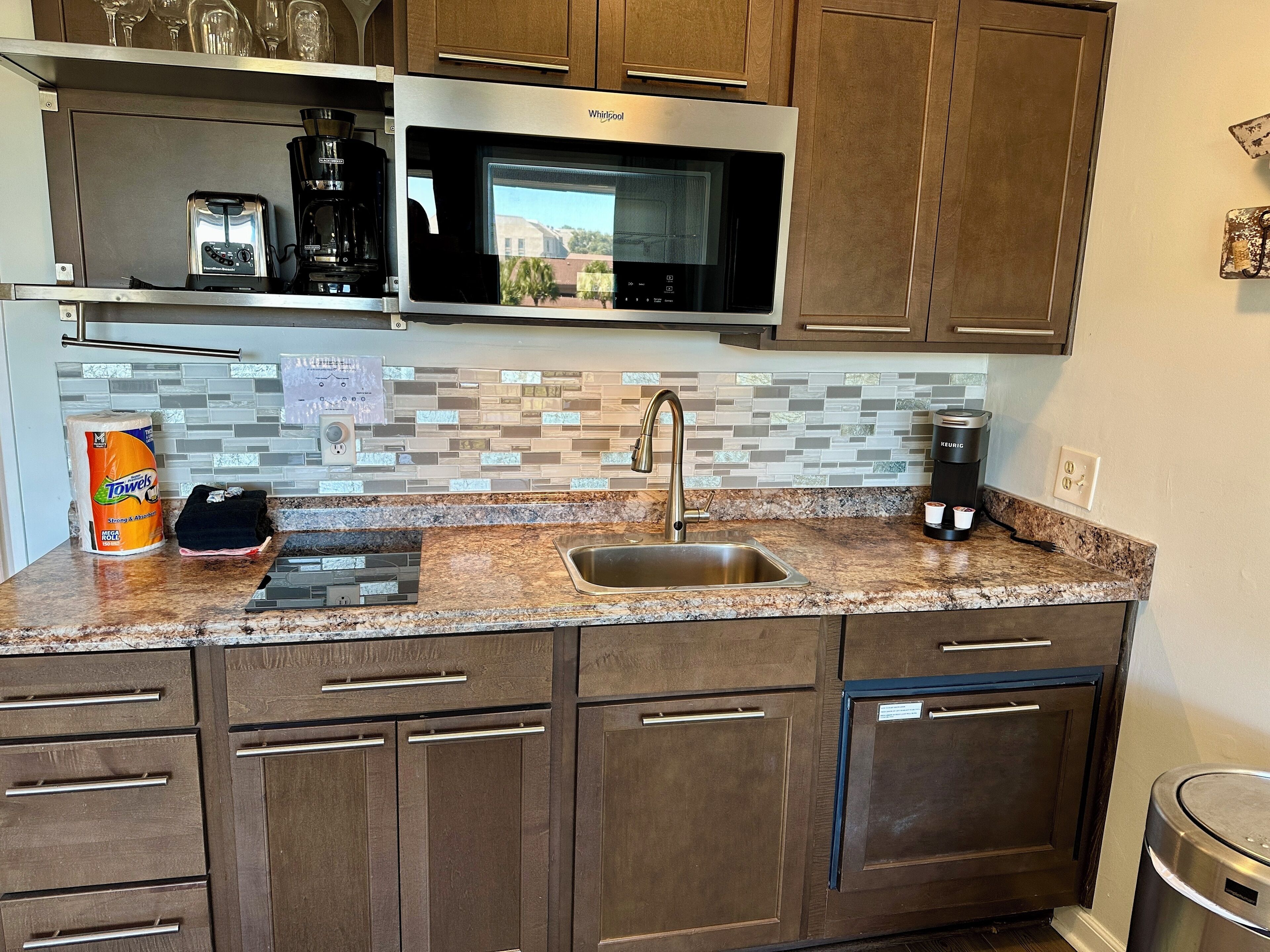 Frigorífico, microondas, placa de cocina y lavavajillas