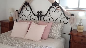 1 chambre, lit parapluie, Wi-Fi gratuit, draps fournis