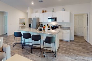 ثلاجة، ميكروويف، فرن، موقد طهي مسطح