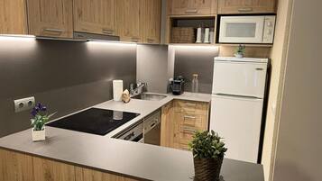 Réfrigérateur, micro-ondes, four, lave-vaisselle