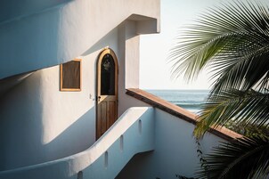 Quarto triplo superior, vista para o jardim | Área de estar