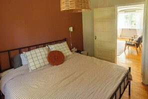 Desk, WiFi, bed sheets