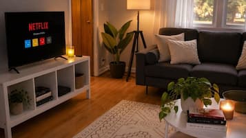 Télévision, livres, chaîne hi-fi, espaces bureaux