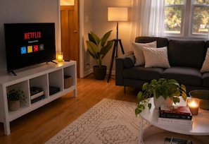TV, bøker, stereoanlegg og kontorer
