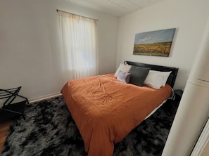 3 bedrooms, desk, WiFi, bed sheets - Fossil Valley Home | Modern Stay in Dino Country (Eastend)
