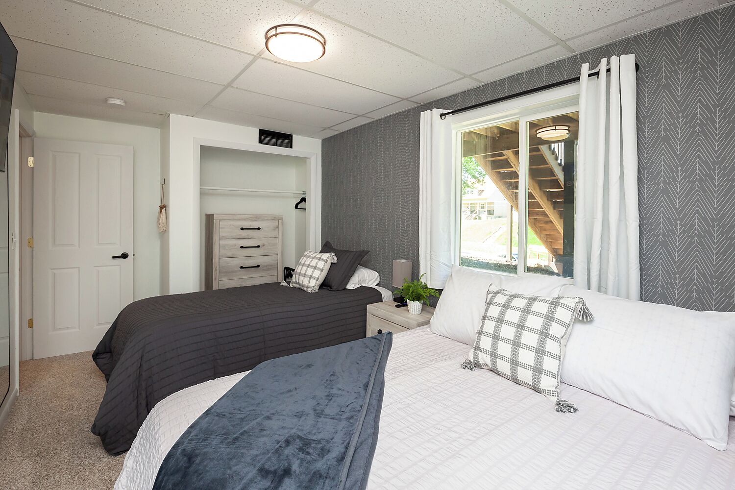 5 間睡房、書桌、熨斗/熨衫板、可攜式嬰兒床