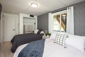 5 bedrooms, desk, iron/ironing board, travel crib