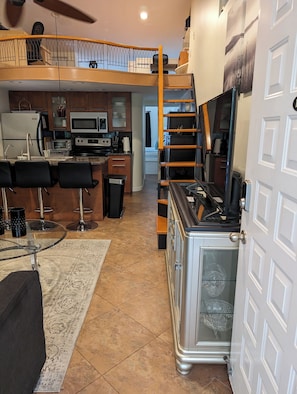 Fridge, microwave, oven, stovetop - Tantastic King bed, updated, private Lanai in a clothing optional resort. (Lutz)