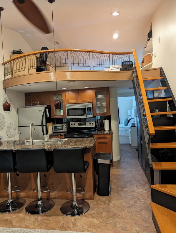 Fridge, microwave, oven, stovetop - Tantastic King bed, updated, private Lanai in a clothing optional resort. (Lutz)