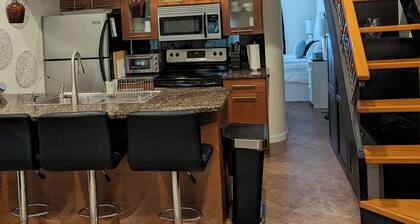 Tantastic King bed, updated, private Lanai in a clothing optional resort.