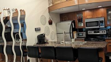 Refrigerador, microondas, horno y parrilla de estufa