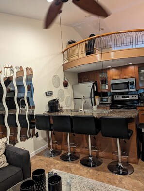 Fridge, microwave, oven, stovetop - Tantastic King bed, updated, private Lanai in a clothing optional resort. (Lutz)