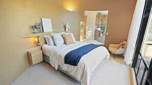 4 chambres, bureau, fer et planche à repasser, lit parapluie