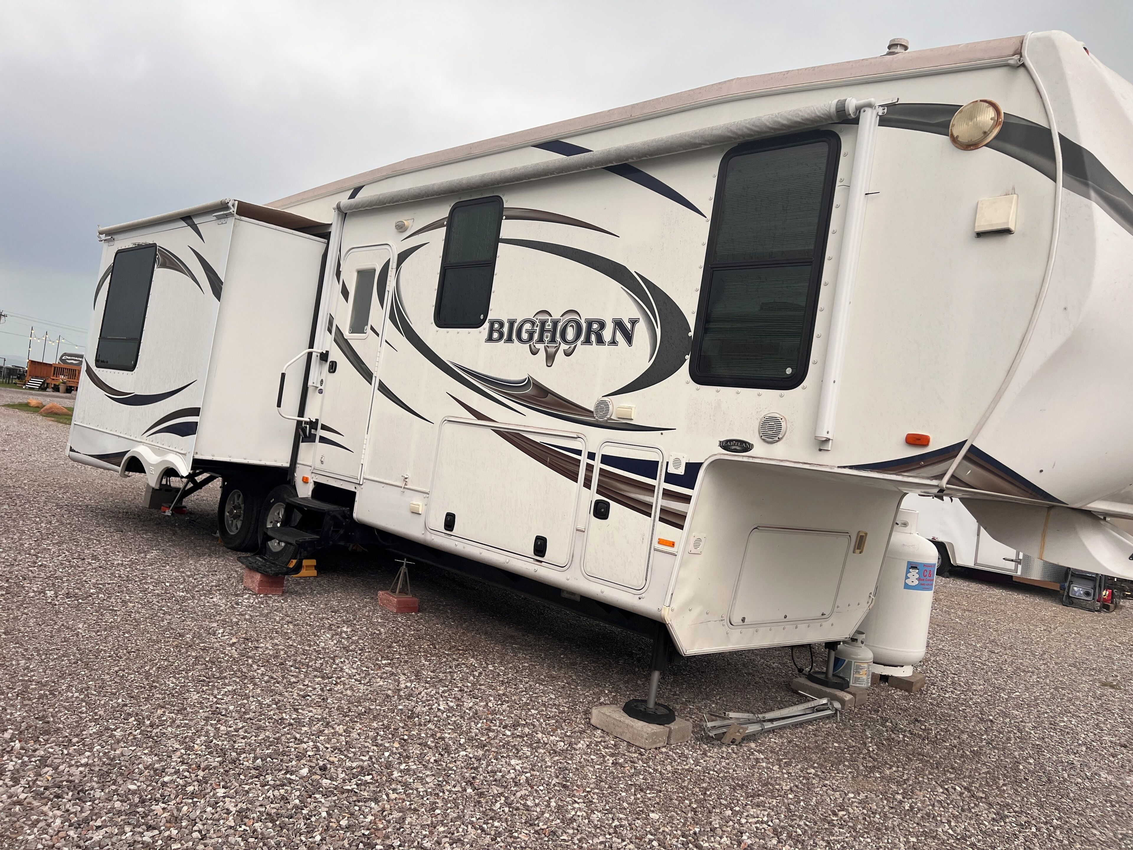 Cozy and spacious 5th wheel on Lake Lawtonka!