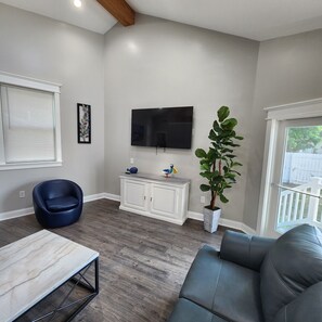 Smart TV - Large Family Fun, 6BR / 3 Bath, POOL, HOTTUB, Fenced Yard (Cape May)